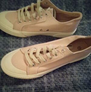 Womens Size 11 Classic Low-Top Canvas Sneakers in Light Pink